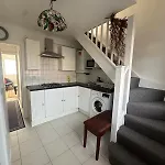 Modern One-Bedroom House Near Heathrow Airport