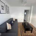 Modern One-Bedroom House Near Heathrow Airport