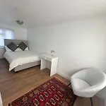 Modern One-Bedroom House Near Heathrow Airport