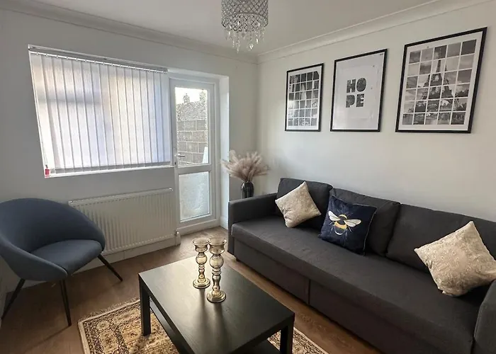 Modern One-Bedroom House Near Heathrow Airport