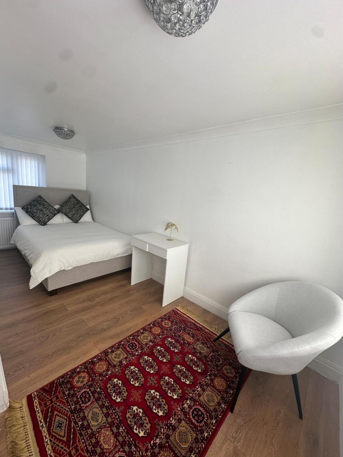 Modern One-bedroom House Near Heathrow Airport Holiday home *